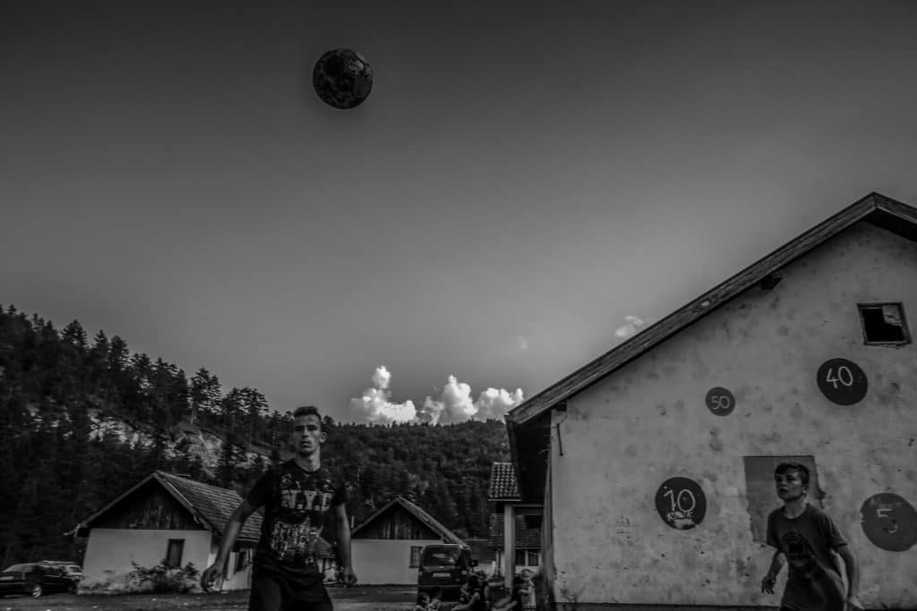 Många av barnen som vuxit upp i flyktingläger efter Bosnienkriget förlorade sin pappa och andra släktingar under kriget. Nu lever de under fattiga förhållanden och i ett utanförskap.