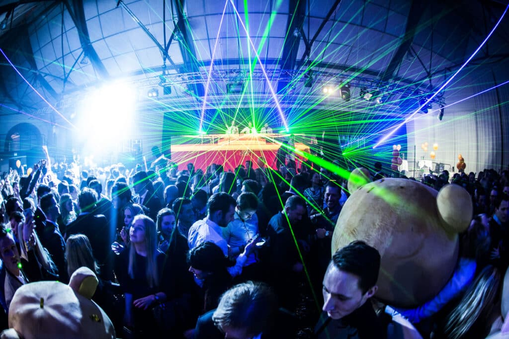 Anordna festival, planera företagskonferens eller projektled ett storslaget event. FEI erbjuder nu YH-utbildningen Corporate Events.
