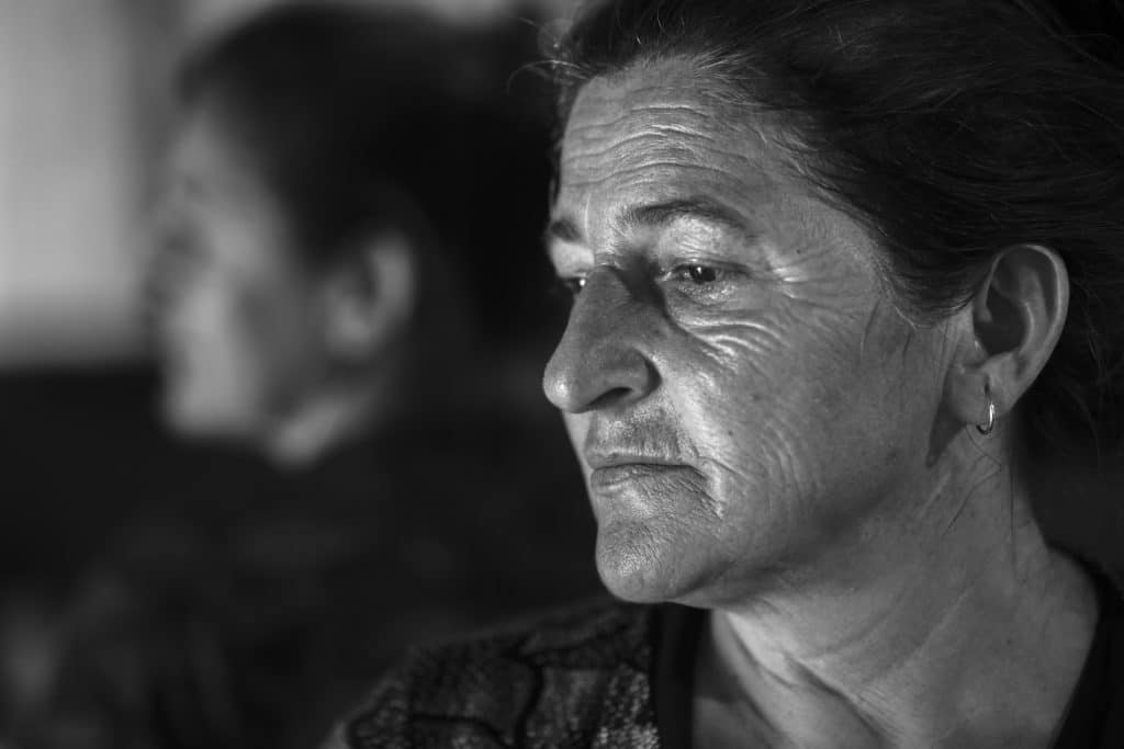 Under Bosnienkriget bodde Devleta i flera uppsamlingsläger, bland annat på flygplatsen i Dubrave utanför Tuzla och i sporthallen på en skola.