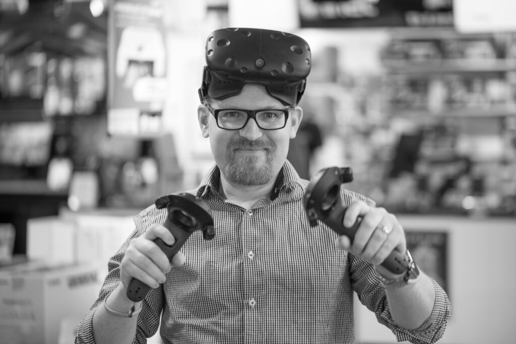 Snart kan alla kan uppleva årets hetaste produktsläpp, virtual reality med HTC Vive. Redan nu går det att förboka VR-headsetet hos Inet.