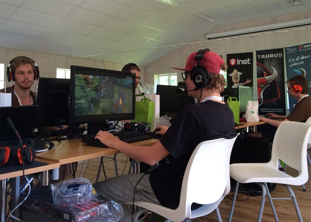 Under höstlovet kommer 45 ungdomar till Västerås för att spela Counter Strike, CS:GO, och prata om normer och attityder inom e-sporten.