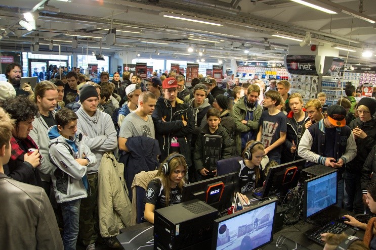 Proffs från Fnatic och NiP, den senaste VR-tekniken från HTC Vive, drönare och goodiebags. Inet bjuder till fest i butiken i Sisjön.