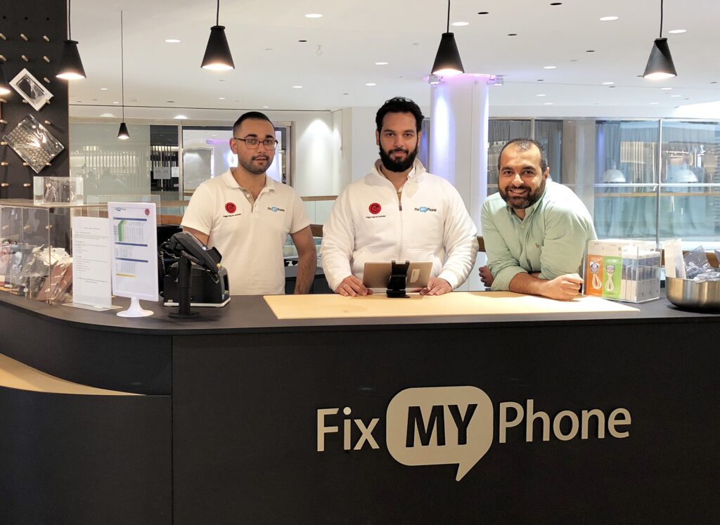 Nu har Fix My Phone anställt tre nyanlända flyktingar till servicebutikerna i Göteborg, efter att de lärt sig hantverket under en praktik.