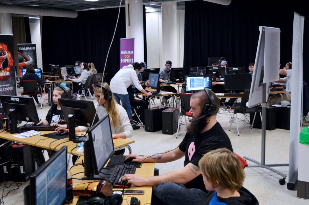 Respect All, Compete, ungdomsprojektet som arbetar för att skapa en positiv miljö inom e-sporten anländer i påskveckan till Kungsbacka.